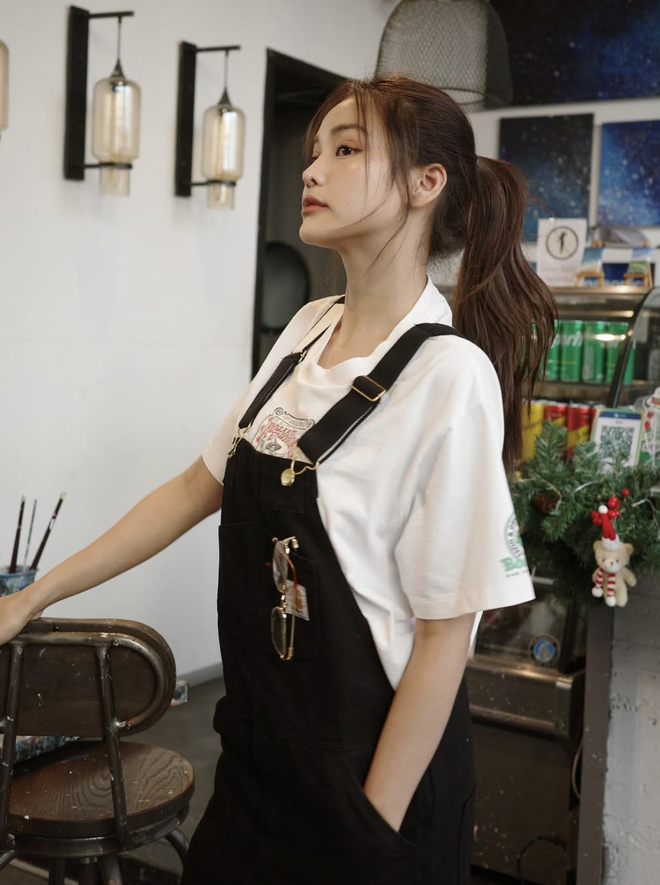 Quần yếm tạo nên diện mạo tươi mới mà không cần cầu kỳ  - Ảnh 4.