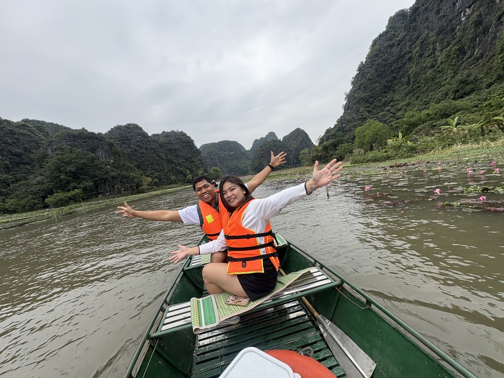 Chàng trai quỳ gối cầu hôn trên cầu treo xuyên mây ở Việt Nam gây sốt - 5