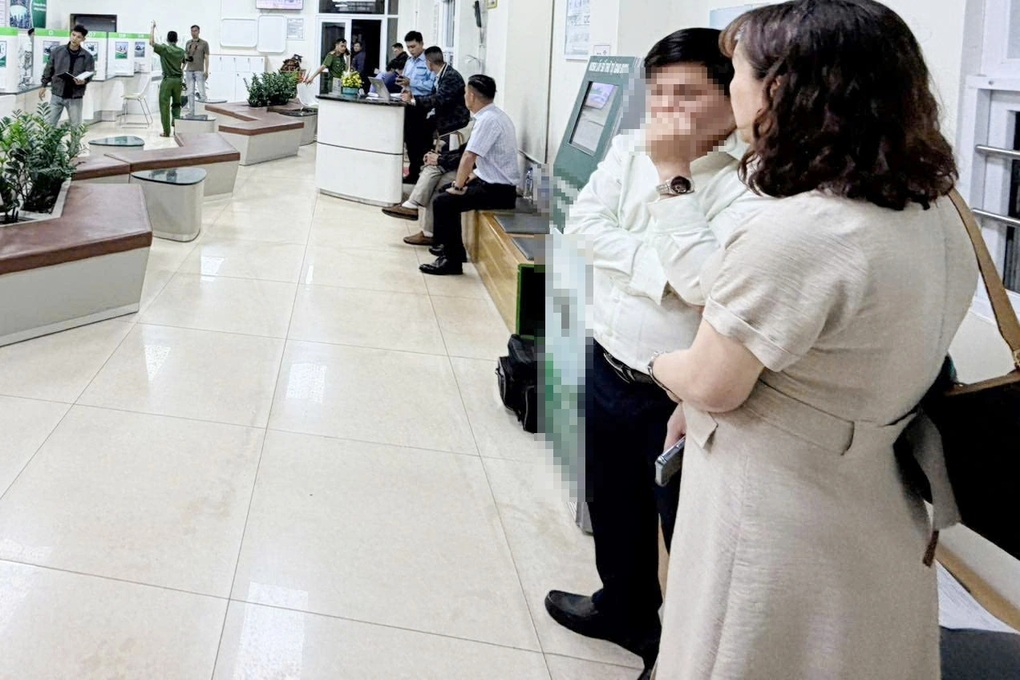 Nữ kế toán run rẩy đối mặt 2 tên cướp ngân hàng khi đang cầm 1 tỷ đồng - 2