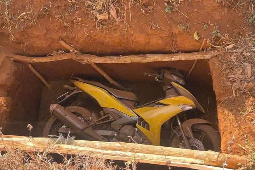 Nữ kế toán run rẩy đối mặt 2 tên cướp ngân hàng khi đang cầm 1 tỷ đồng - 3