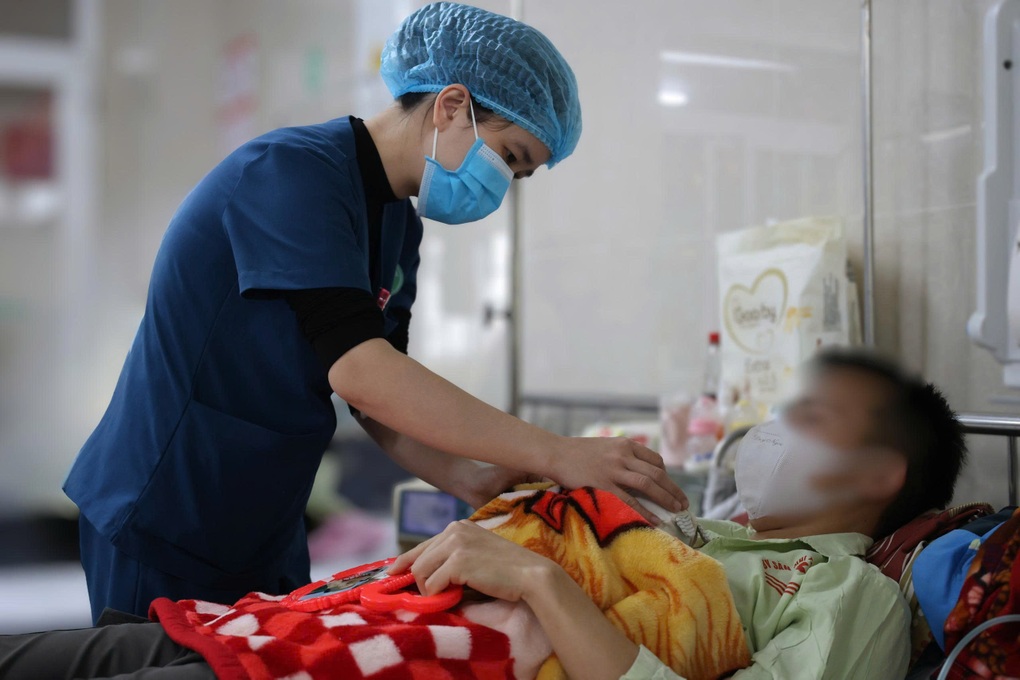 Vợ đẻ rơi tại nhà, chồng dùng dao lam cắt dây rốn cho con - 2