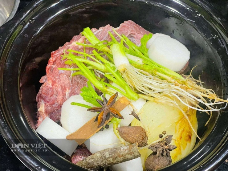 Cách nấu phở bò: Nồi nước dùng thơm phức - có độ béo của xương và độ ngọt từ gia vị