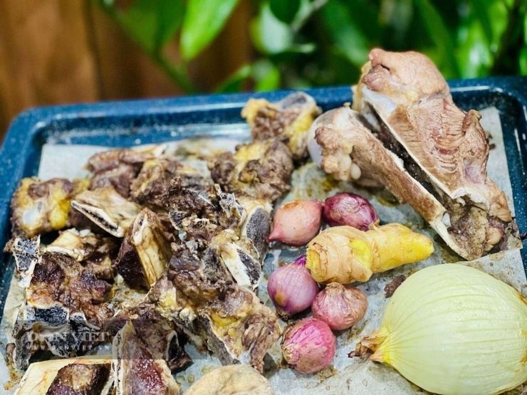 Cách nấu phở bò: Phần gia vị và xương đã được nướng chín