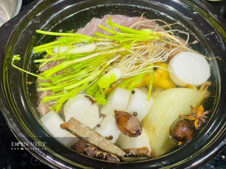 Cách nấu phở bò: Cho gia vị vào hầm