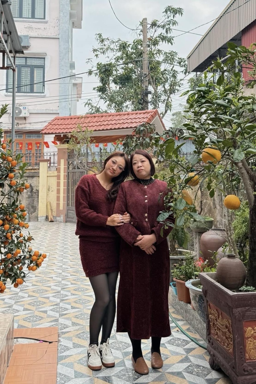 Mơ ước được vào trường y, mẹ hai con vừa kinh doanh vừa học lại lớp 10 - 3