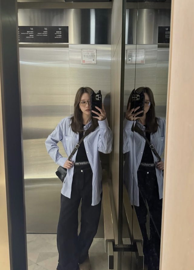 Áo sơ mi kẻ sọc tạo nên sự cân bằng giữa cổ điển và hiện đại  - Ảnh 3.