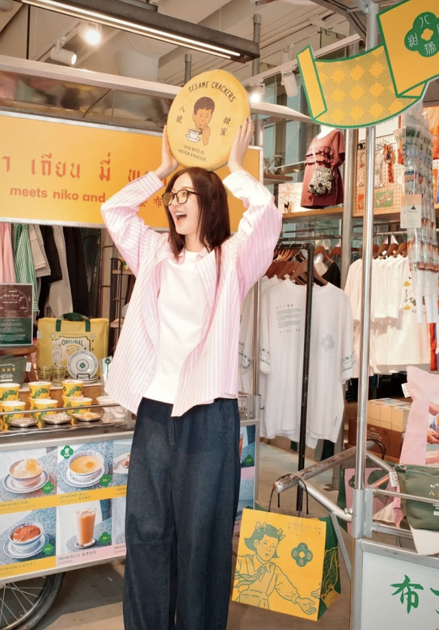 Áo sơ mi kẻ sọc tạo nên sự cân bằng giữa cổ điển và hiện đại  - Ảnh 6.