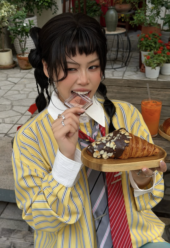 Áo sơ mi kẻ sọc tạo nên sự cân bằng giữa cổ điển và hiện đại  - Ảnh 7.