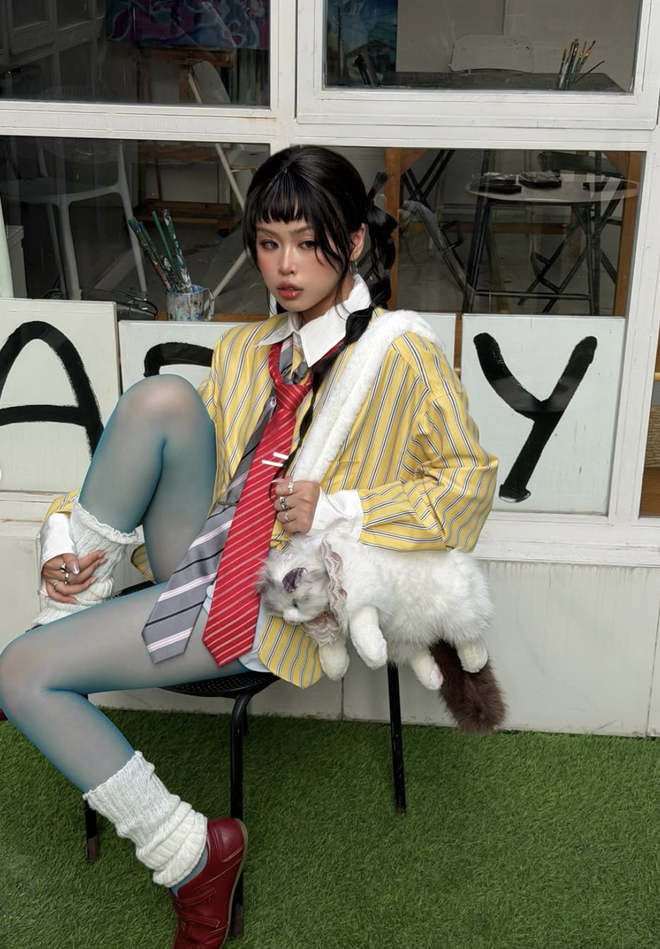 Áo sơ mi kẻ sọc tạo nên sự cân bằng giữa cổ điển và hiện đại  - Ảnh 8.