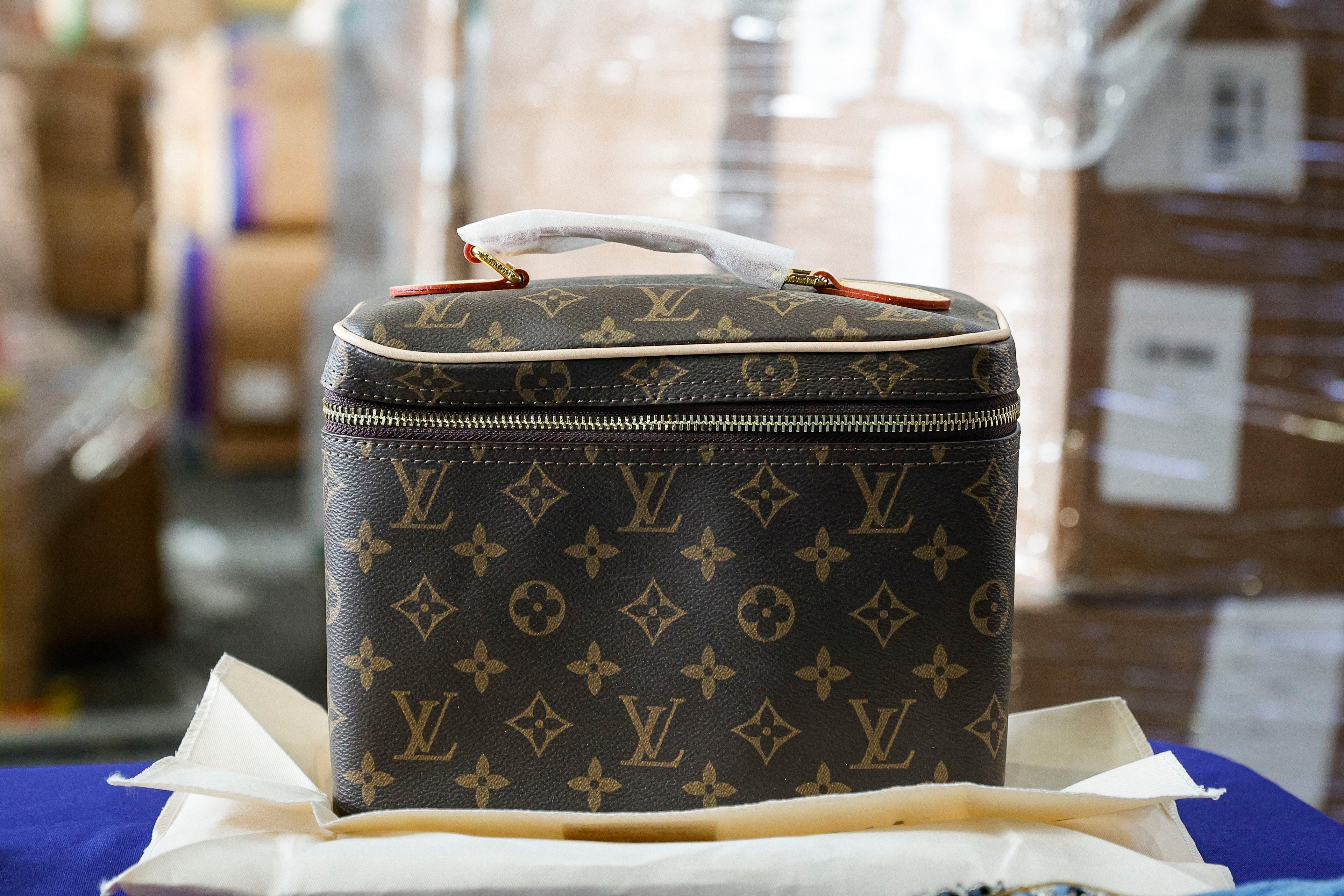 Công xưởng bí mật và công nghệ làm giả túi hiệu lừa cả máy X-quang - 3