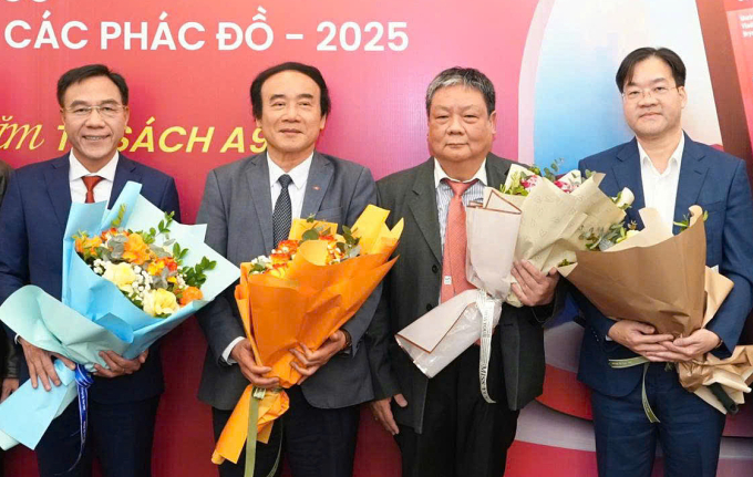 Bốn tác giả chính tại buổi ra mắt sách tối 25/1 ở Hà Nội, từ trái qua gồm: TS Lê Hồng Trung, PGS Nguyễn Văn Chi, PGS Nguyễn Đạt Anh, PGS Nguyễn Anh Tuấn. Ảnh: Quỳnh Anh