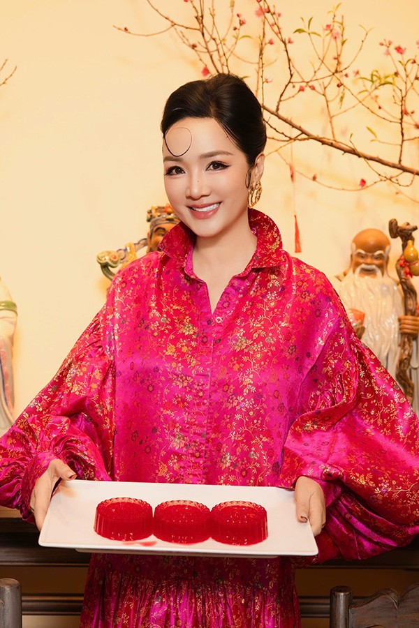 Ngoài ra, chìa khóa để mỹ nhân 7X trẻ mãi không già còn đến từ việc dưỡng da thuần chất thiên nhiên. Đây cũng là phương pháp chị được mẹ dạy từ nhỏ và đến giờ vẫn giữ vững thói quen này.