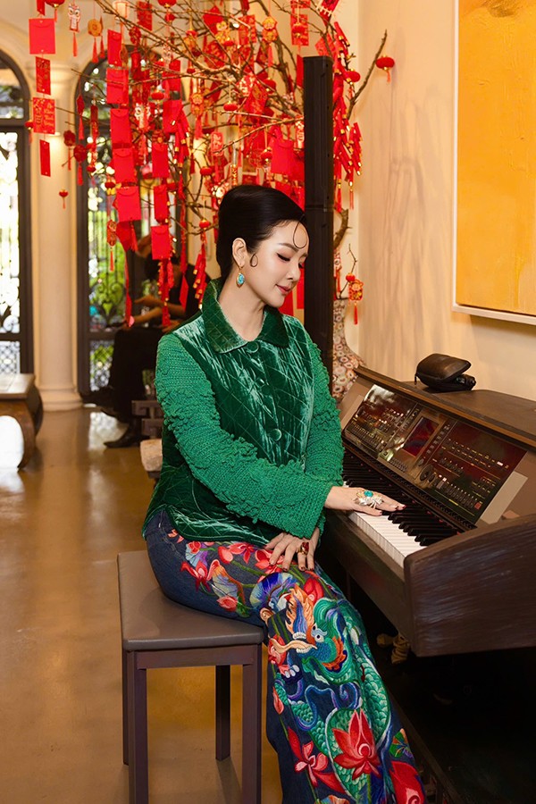 Đó là những món ăn từ rau củ quả, trên trang cá nhân Giáng My còn khoe ăn cả tô trái cây "siêu to khổng lồ" với đa dạng các loại. Từ bơ, bưởi, xoài, táo, chanh dây... tất cả đều là những loại trái cây bình dân nhưng vẫn được bà mẹ một con ưa chuộng vì vừa cải thiện vóc dáng, làn da vừa tốt cho sức khoẻ.