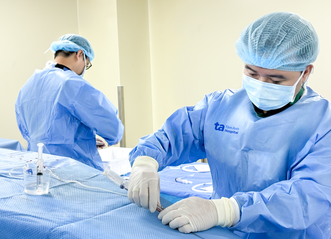 Bác sĩ Đức (phải) cùng êkíp can thiệp bít túi giả phình đã vỡ cho anh Thời. Ảnh: Bệnh viện Đa khoa Tâm Anh