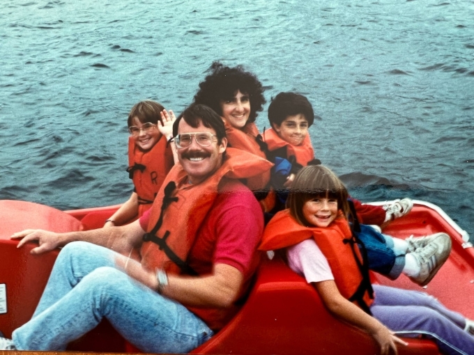 Cả gia đình đi du lịch năm 1986. Bà Feldman có một con trai riêng, còn ông OReilley có hai con gái riêng. Ảnh: Bà Feldman