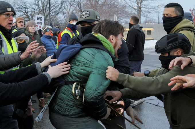 Người biểu tình đụng độ với các đặc vụ liên bang ở Minneapolis, Minnesota, ngày 8/1. Ảnh: Reuters