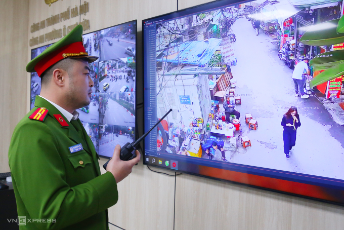 Các camera AI được kết nối trực tiếp đến trung tâm giám sát Công an phường Ô Chợ Dừa. Ảnh: Phạm Dự