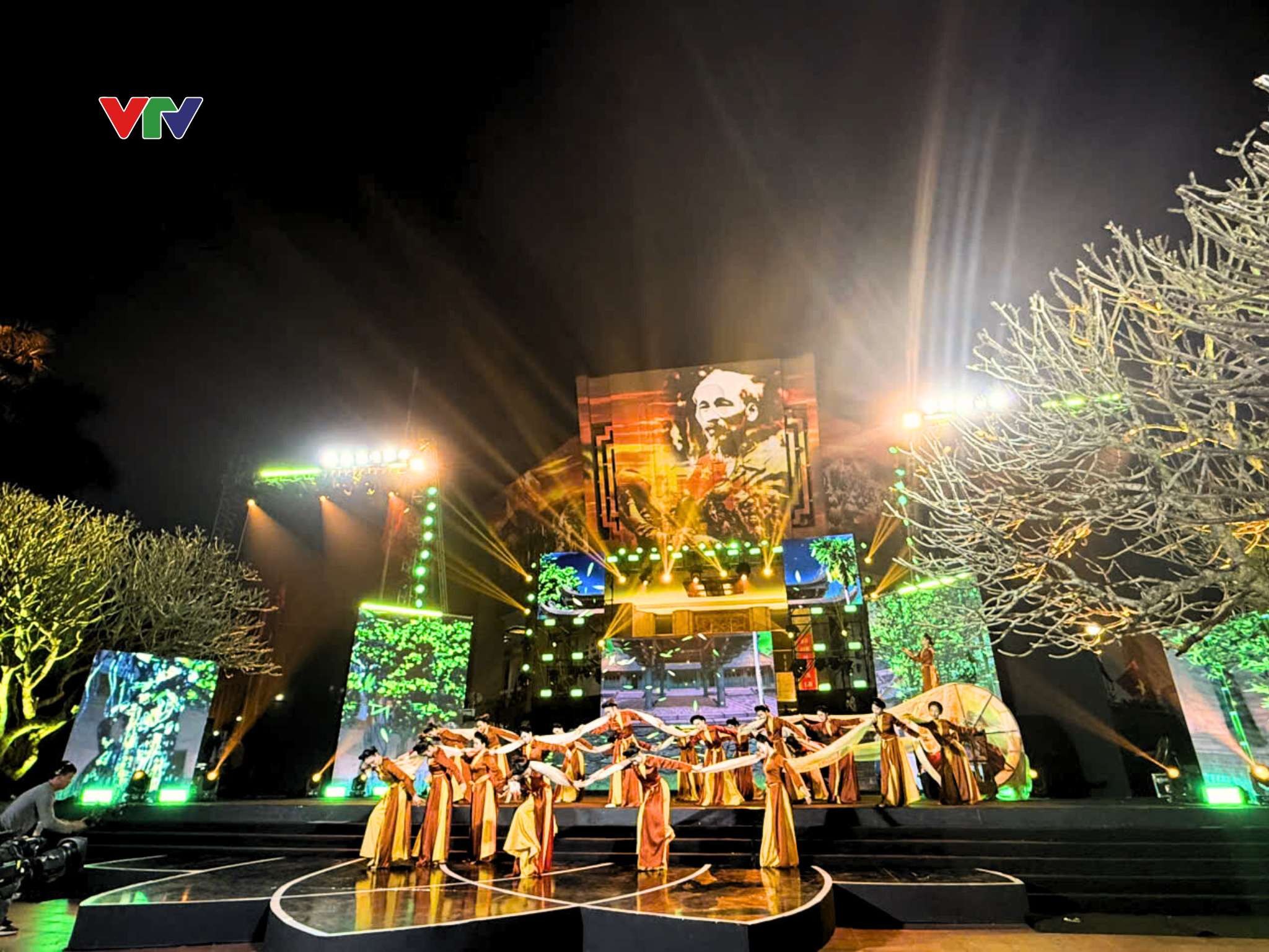 Cầu truyền hình 'Hai tay xây dựng một sơn hà'  - Ảnh 1.