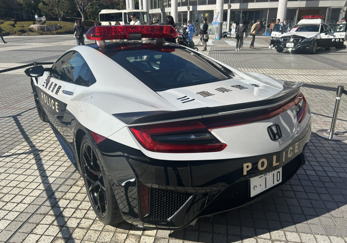 Mẫu NSX tại một sự kiện của cảnh sát Mie. Phía xa là một chiếc Toyota Crown. Ảnh: CJMPT