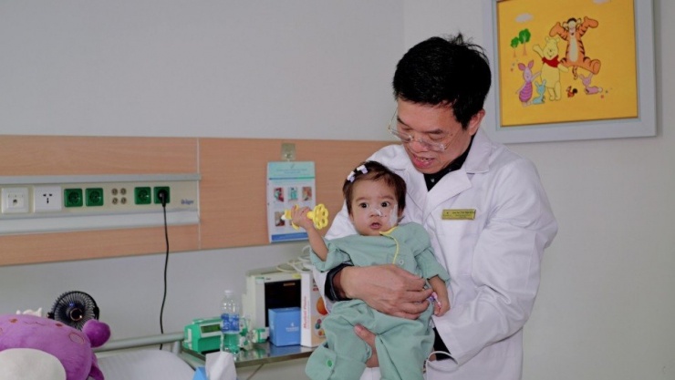Bé Di trong vòng tay bác sĩ Thành.