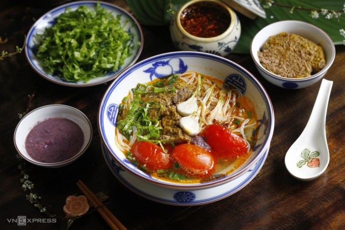 Bát bún riêu hấp dẫn về cả sắc hương và vị với gạch cua béo vàng, cà chua đỏ au xen kẽ bún trắng. Nên chọn kỹ cua đồng tươi ngon và giã tay theo cách truyền thống sẽ lấy được nhiều hơn cua làm xay sẵn ở chợ. Giã thêm chút muối - bí quyết giúp protein trong thịt cua kết dính, khi nấu tạo thành tảng.