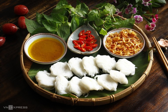 Bún hến tựa đồng xu, trắng mịn vừa vặn một lần gắp, chấm vào màu cua chưng vàng óng, bùi béo, thêm chút hành phi giòn thơm, rau gia vị tươi mát. Tất cả hòa quyện rất có duyên giúp kích thích vị giác ngày nóng. Hiện nay món ăn này chỉ còn vài hàng quán bán, có lẽ phần vì kỳ công, phần vì để lấy đủ gạch cua chưng màu cua cũng khá hiếm. Nên những người yêu phong vị ẩm thực Hà thành cũ vẫn thường tự làm.