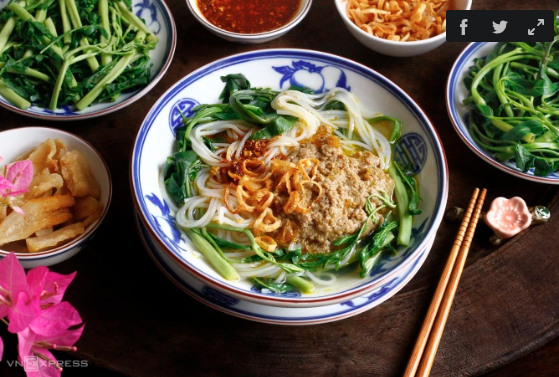 Bát canh bún thanh mát, ngọt dịu với bún sợi to được ủ ngấm trọn vị cua ngọt ngon, riêu cua béo ngậy, rau muống xanh mềm, rau rút giòn thơm. Nước dùng canh bún cua cổ truyền khác với bún riêu cua là không cho giấm bỗng nếp. Khi chan vào bát bún cua chỉ xâm xấp như bún trộn, còn bún riêu cua lại chan đầy sóng sánh. Bún dùng cho canh bún phải là loại bún sợi to gần giống bún bò Huế. Bún được ủ nóng nên giữ được hình dáng, mềm mượt mà không bị gãy khi gắp ăn. Canh bún Hà nội xưa chuẩn vị thường đi kèm rau muống xơ mới và rau rút.