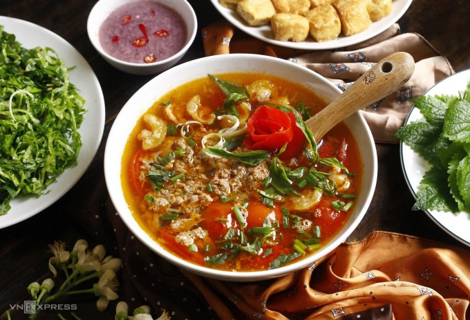 Bát canh riêu bắt mắt bởi màu đỏ au từ cà chua, thịt cua đóng tảng, dậy mùi thơm từ gạch cua, vị chua thanh từ giấm bỗng nếp. Đậu rán căng phồng bên ngoài vàng ươm, bên trong béo mềm. Rau diếp ngô, rau kinh giới xanh giòn. Tất cả làm nên bức họa đồng quê nhiều sắc màu tươi mát. Mỗi món canh chua Hà Nội đi kèm một rau gia vị riêng, riêu cua đi kèm hành lá, riêu cá phải có thì là và chút lá gấc (nếu có), riêu hến, riêu trai, riêu trùng trục có thêm rau răm. Canh riêu cua thường ăn vào bữa trưa bởi canh cua vốn mang tính hàn (thể âm) ăn buổi trưa (thể dương) sẽ hài hòa âm dương. Không nên ăn canh riêu vào chiều tối (thể âm) dễ bị lạnh bụng.