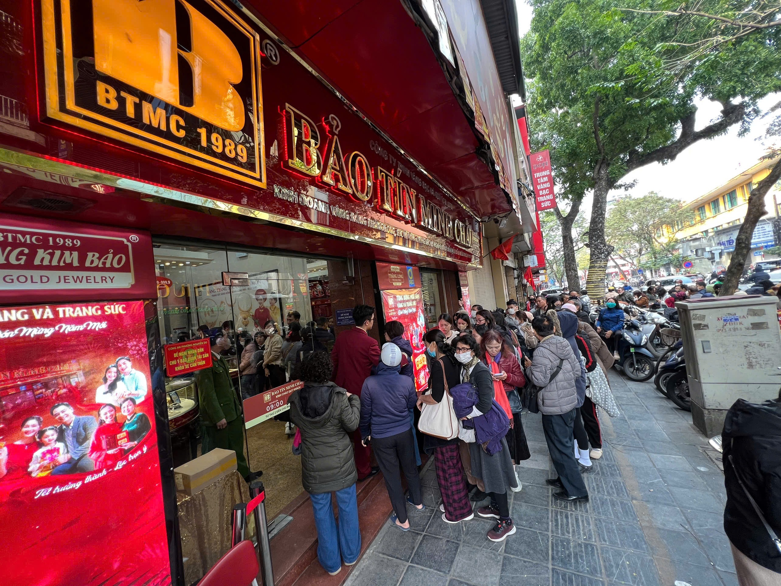 Giá vàng, bạc tăng sốc, người dân ùn ùn đi mua - Ảnh 1.