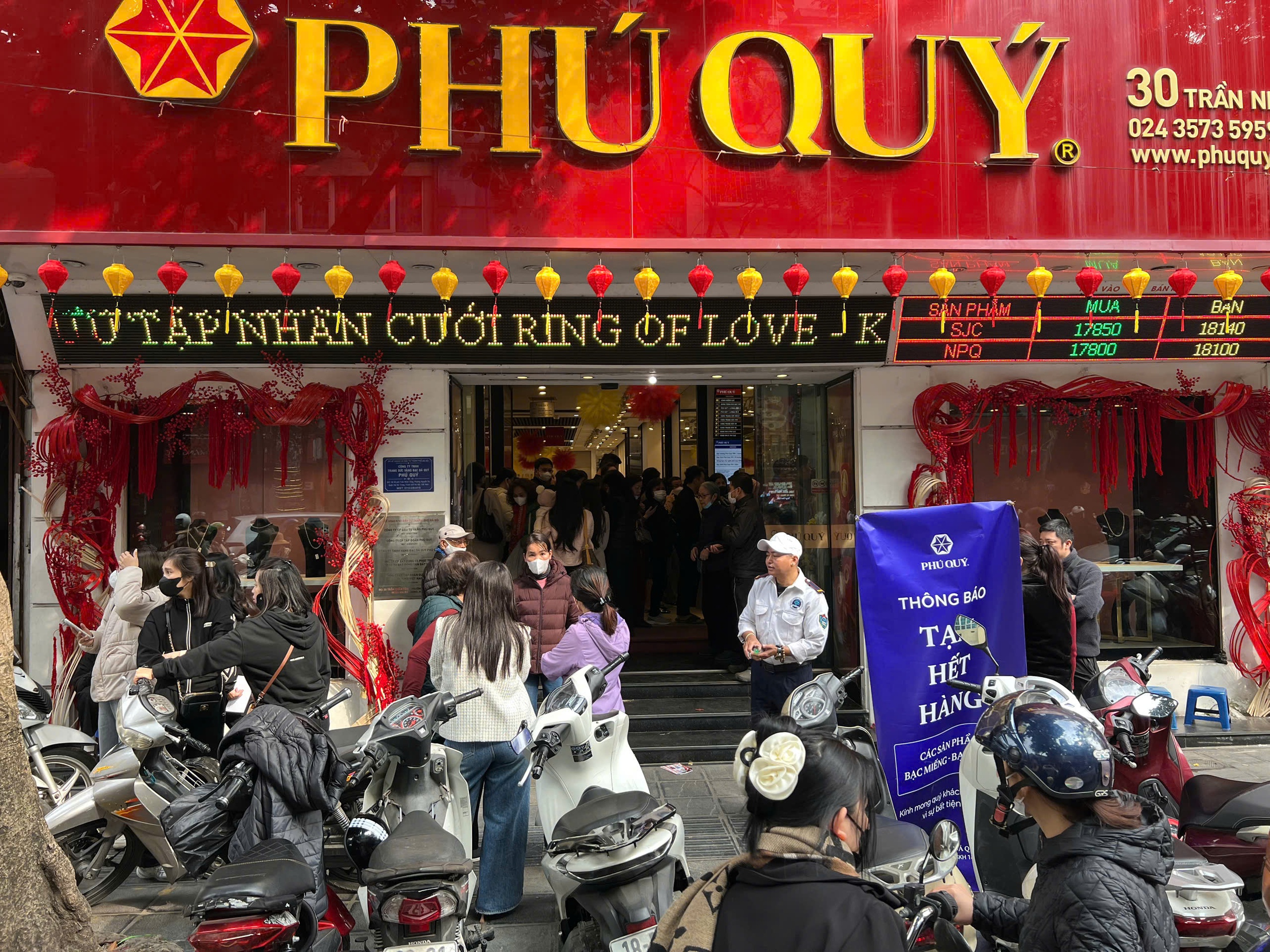 Giá vàng, bạc tăng sốc, người dân ùn ùn đi mua - Ảnh 2.