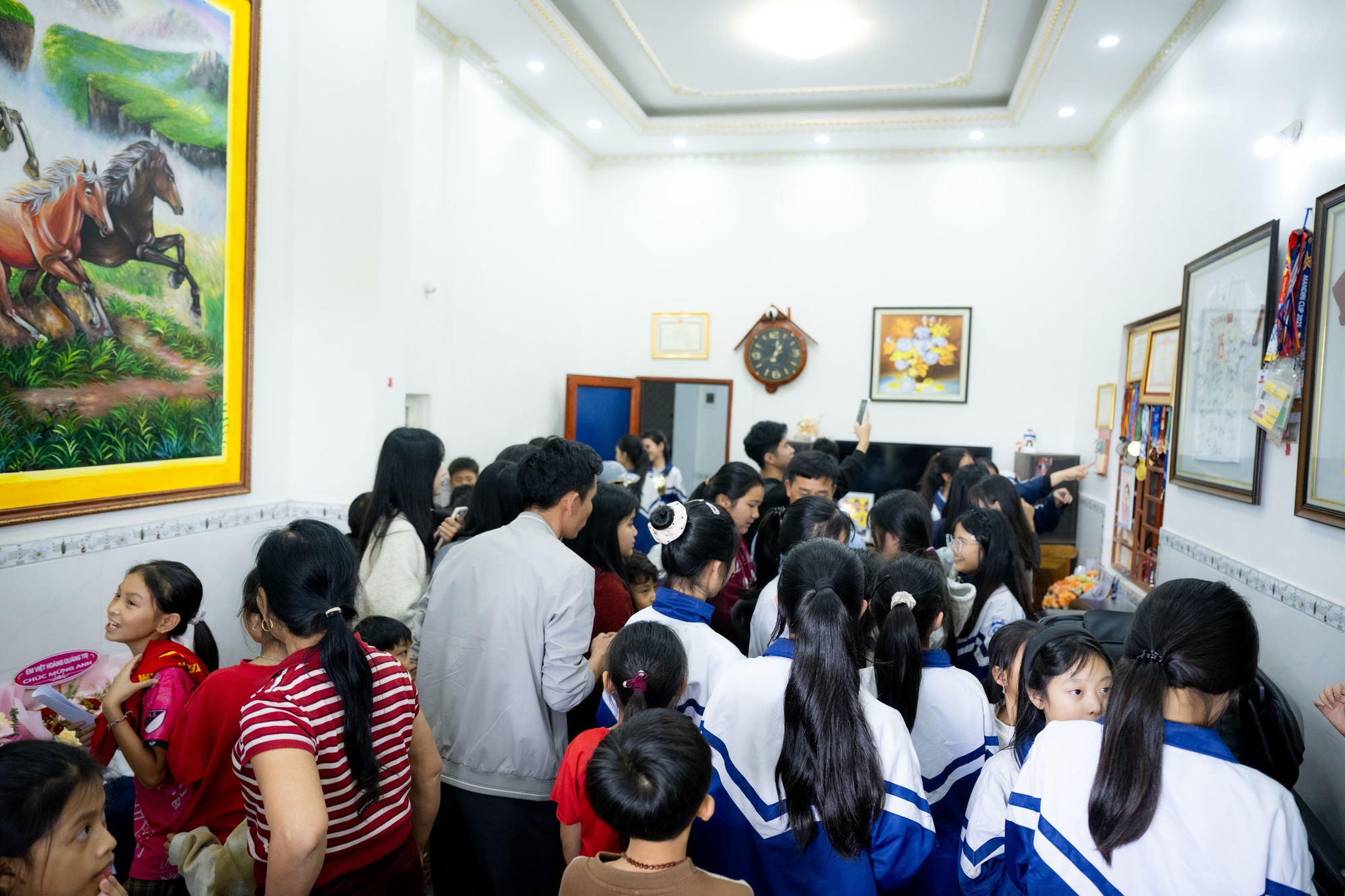 Ngay lúc này tại nhà Đình Bắc: Người hâm mộ vượt 30km đội nắng chờ đợi hàng giờ, quyết không về khi chưa gặp thần tượng- Ảnh 5.