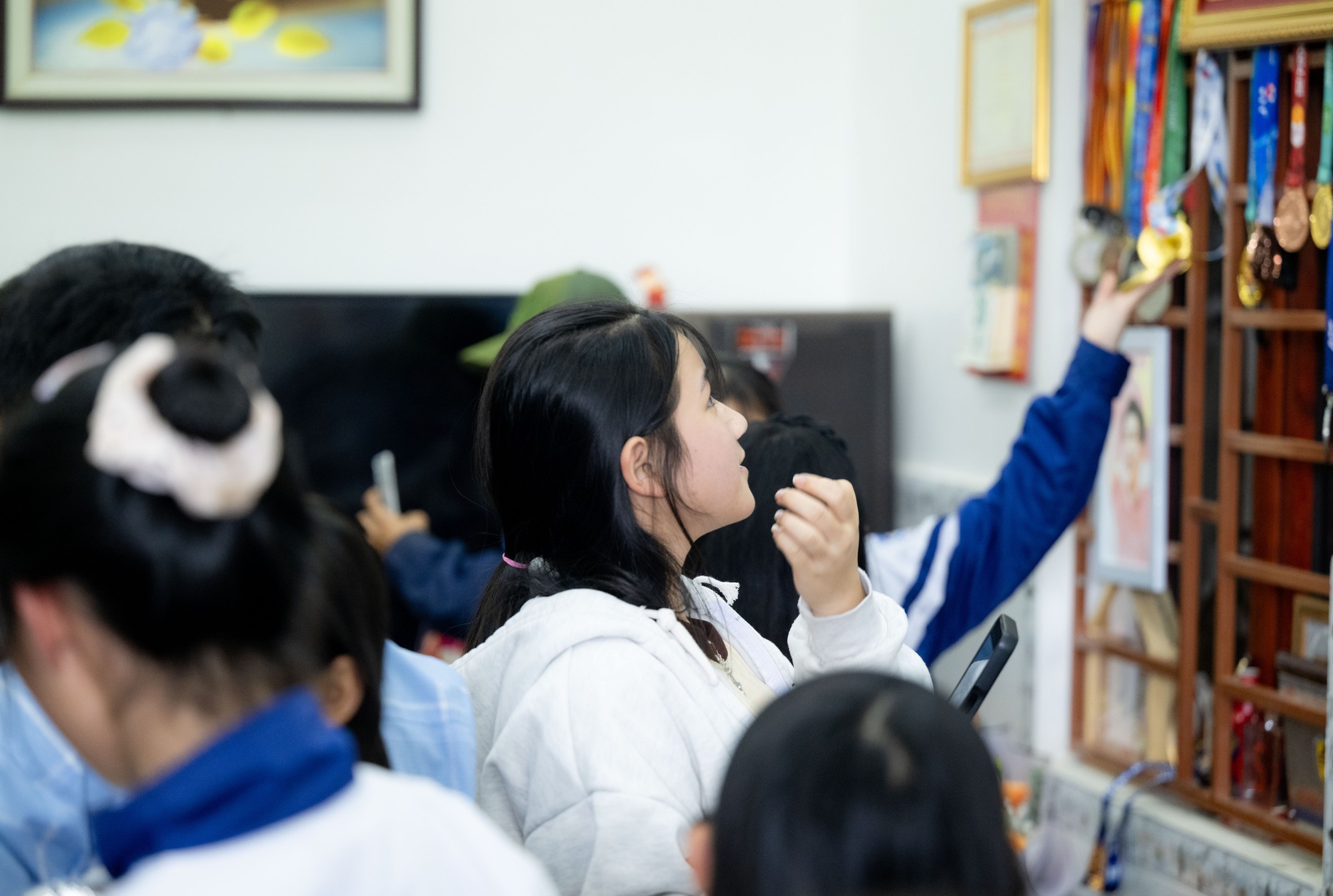 Ngay lúc này tại nhà Đình Bắc: Người hâm mộ vượt 30km đội nắng chờ đợi hàng giờ, quyết không về khi chưa gặp thần tượng- Ảnh 6.