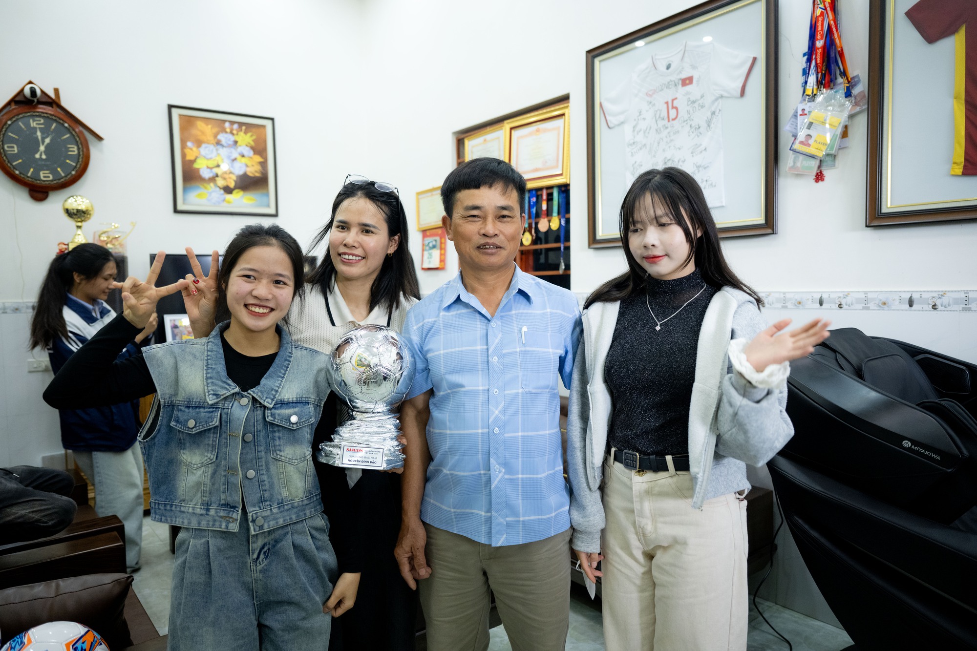 Ngay lúc này tại nhà Đình Bắc: Người hâm mộ vượt 30km đội nắng chờ đợi hàng giờ, quyết không về khi chưa gặp thần tượng- Ảnh 7.