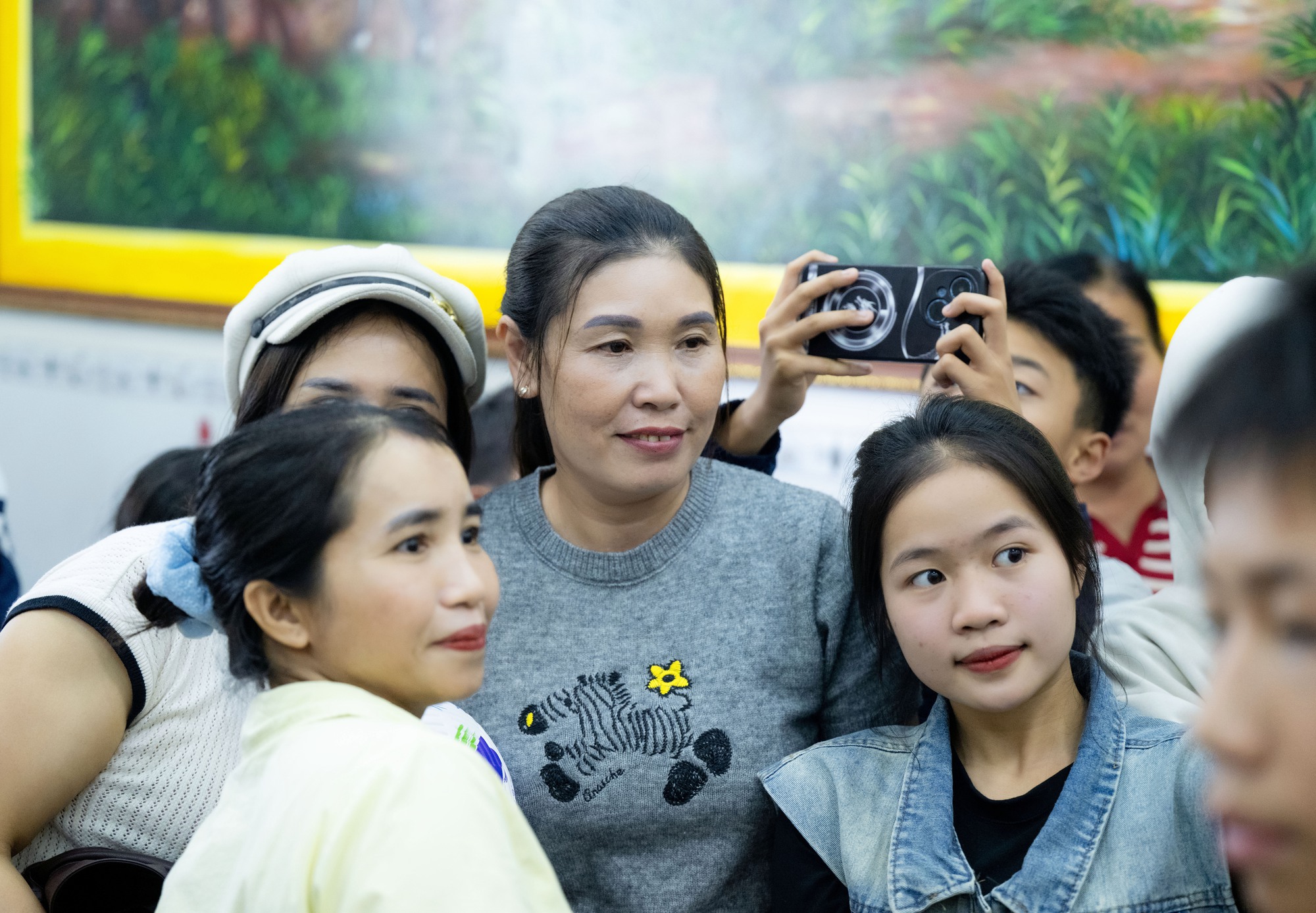 Ngay lúc này tại nhà Đình Bắc: Người hâm mộ vượt 30km đội nắng chờ đợi hàng giờ, quyết không về khi chưa gặp thần tượng- Ảnh 8.