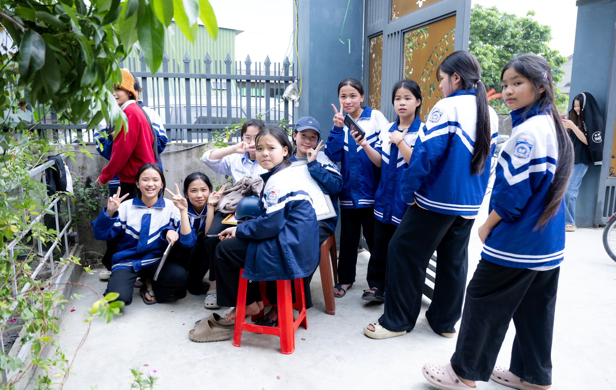 Ngay lúc này tại nhà Đình Bắc: Người hâm mộ vượt 30km đội nắng chờ đợi hàng giờ, quyết không về khi chưa gặp thần tượng- Ảnh 9.