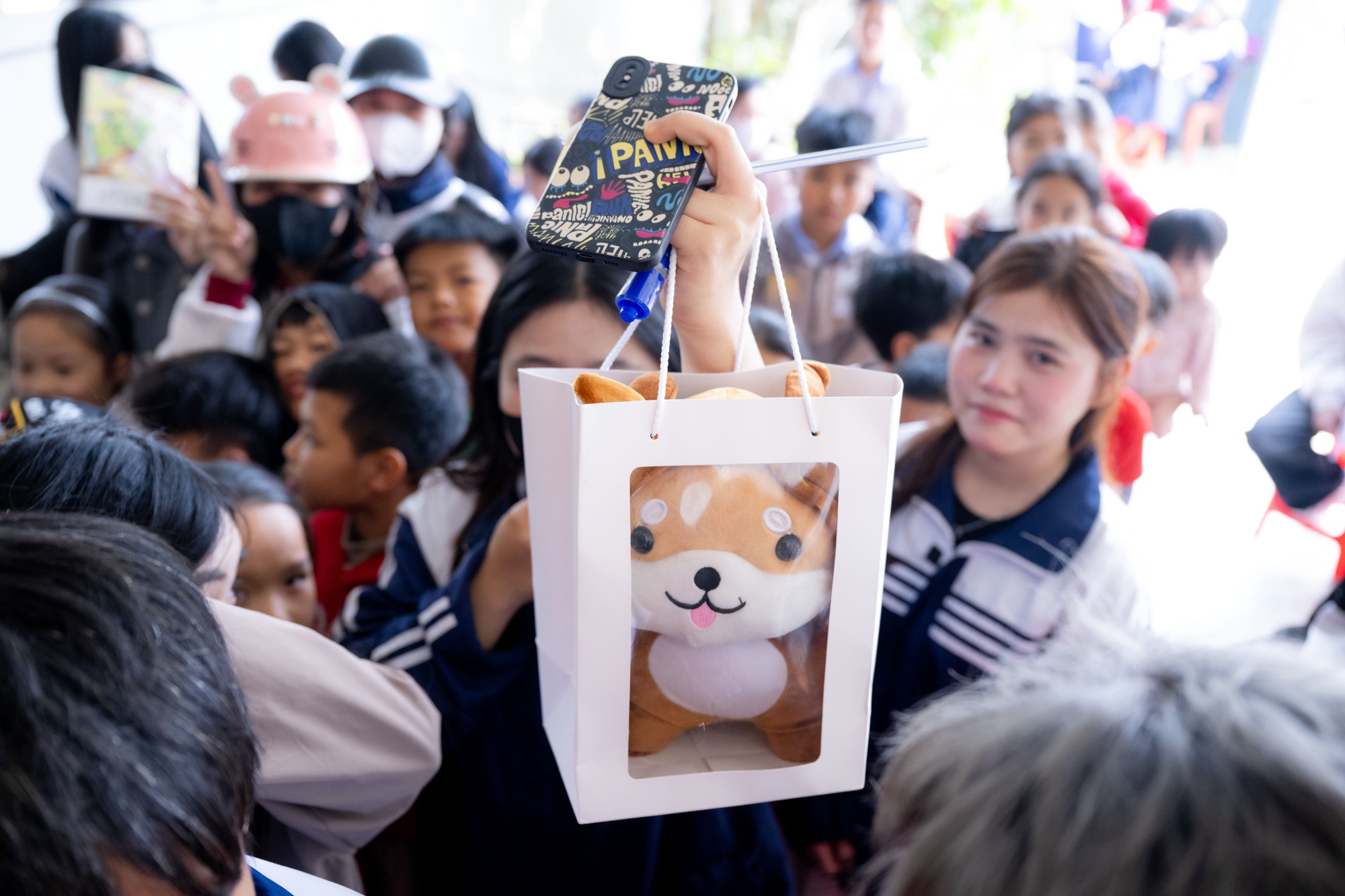 Ngay lúc này tại nhà Đình Bắc: Người hâm mộ vượt 30km đội nắng chờ đợi hàng giờ, quyết không về khi chưa gặp thần tượng- Ảnh 11.