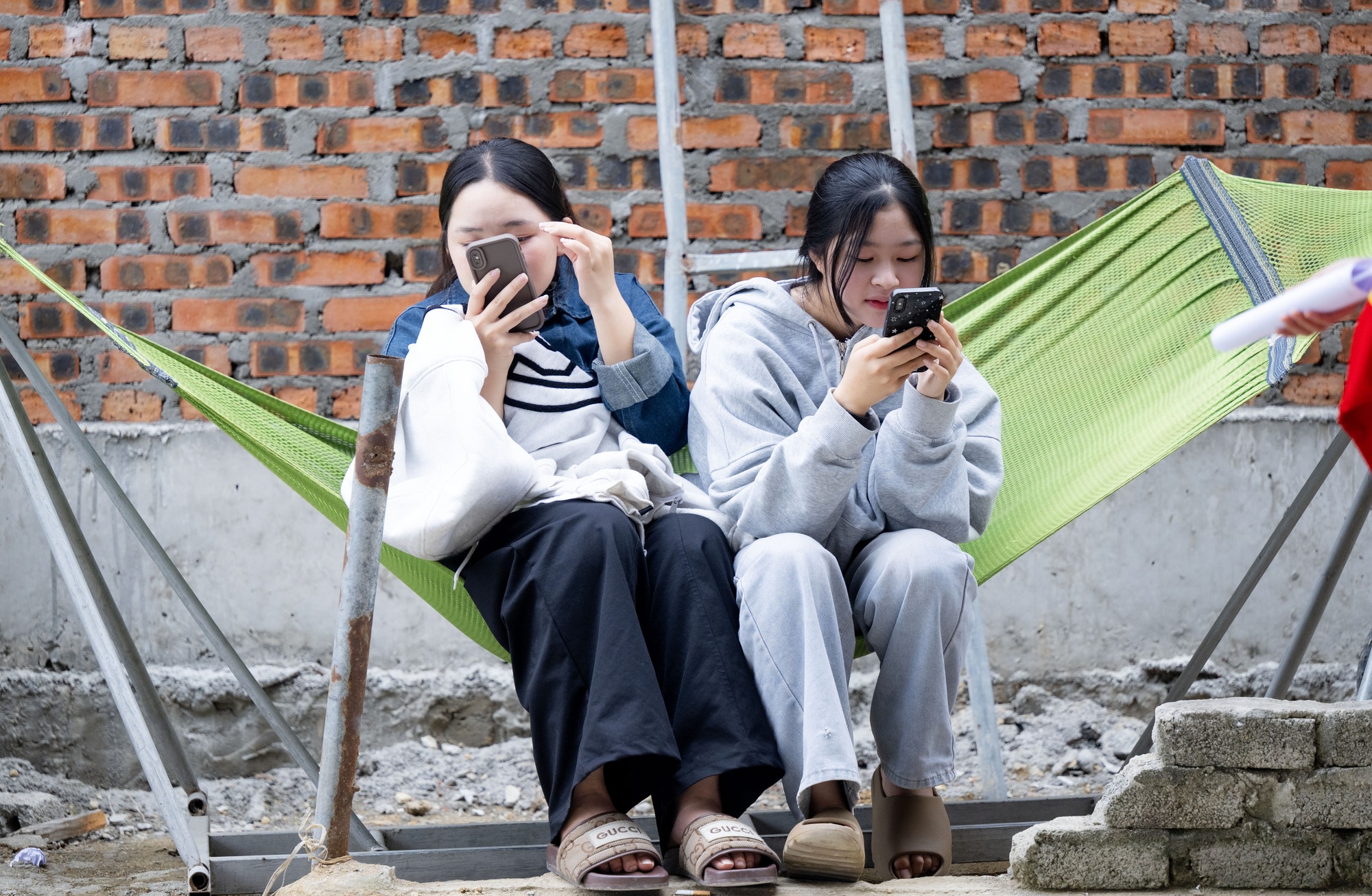 Ngay lúc này tại nhà Đình Bắc: Người hâm mộ vượt 30km đội nắng chờ đợi hàng giờ, quyết không về khi chưa gặp thần tượng- Ảnh 12.