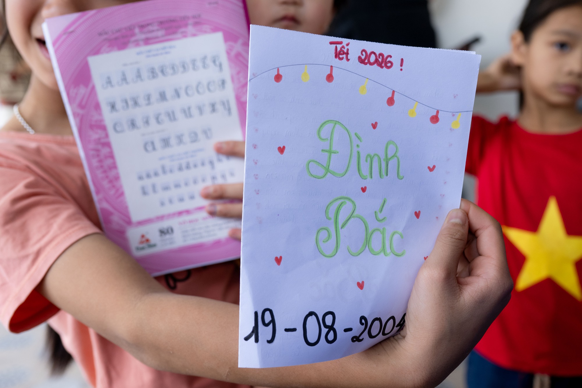 Ngay lúc này tại nhà Đình Bắc: Người hâm mộ vượt 30km đội nắng chờ đợi hàng giờ, quyết không về khi chưa gặp thần tượng- Ảnh 13.