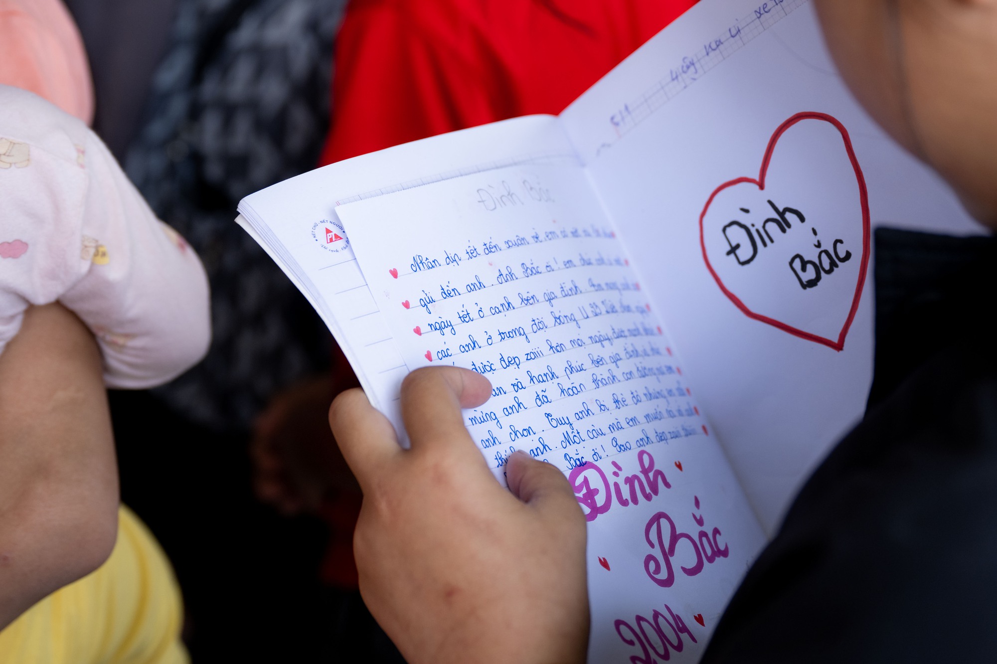 Ngay lúc này tại nhà Đình Bắc: Người hâm mộ vượt 30km đội nắng chờ đợi hàng giờ, quyết không về khi chưa gặp thần tượng- Ảnh 14.