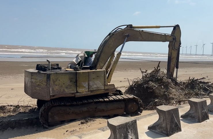 Công tác làm sạch bờ biển được triển khai nhằm trả lại cảnh quan thông thoáng, sẵn sàng đón khách dịp Tết Nguyên đán Bính Ngọ năm 2026. Sở Văn hóa - Thể thao và Du lịch (VH-TT&DL) Vĩnh Long cũng đề nghị UBND các xã phường phổ biến, hướng dẫn, giám sát các doanh nghiệp, cơ sở kinh doanh dịch vụ du lịch khu vực biển Ba Động đảm bảo vệ sinh môi trường, vệ sinh an toàn thực phẩm, giữ cảnh quan, đặc biệt dịp cao điểm Tết.