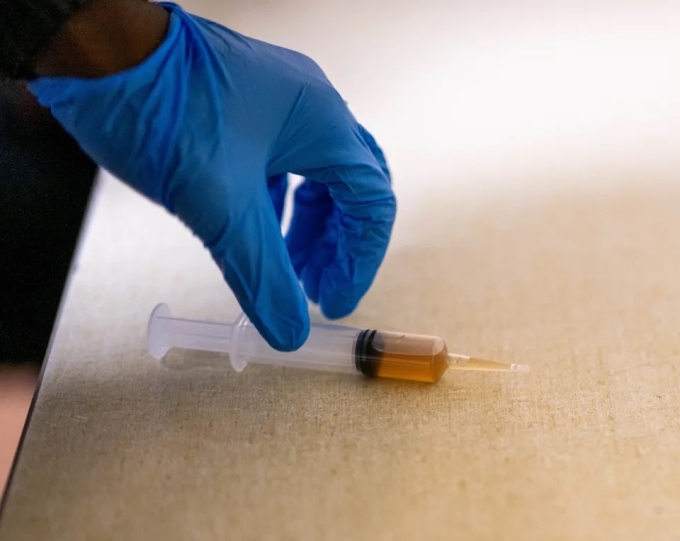 Ống tiêm chứa chất lỏng được nghi phạm sử dụng để tấn công nghị sĩ Omar. Ảnh: USA Today