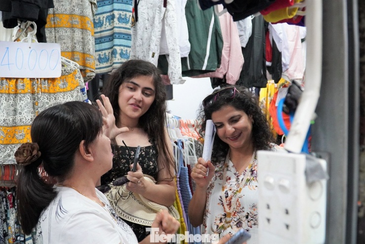 Đà Nẵng yêu cầu các đơn vị chức năng chú trọng quan sát, phát hiện sớm các trường hợp có biểu hiện nghi ngờ, đặc biệt đối với hành khách đến từ hoặc có hành trình liên quan đến Ấn Độ. Ảnh: Thanh Hiền.