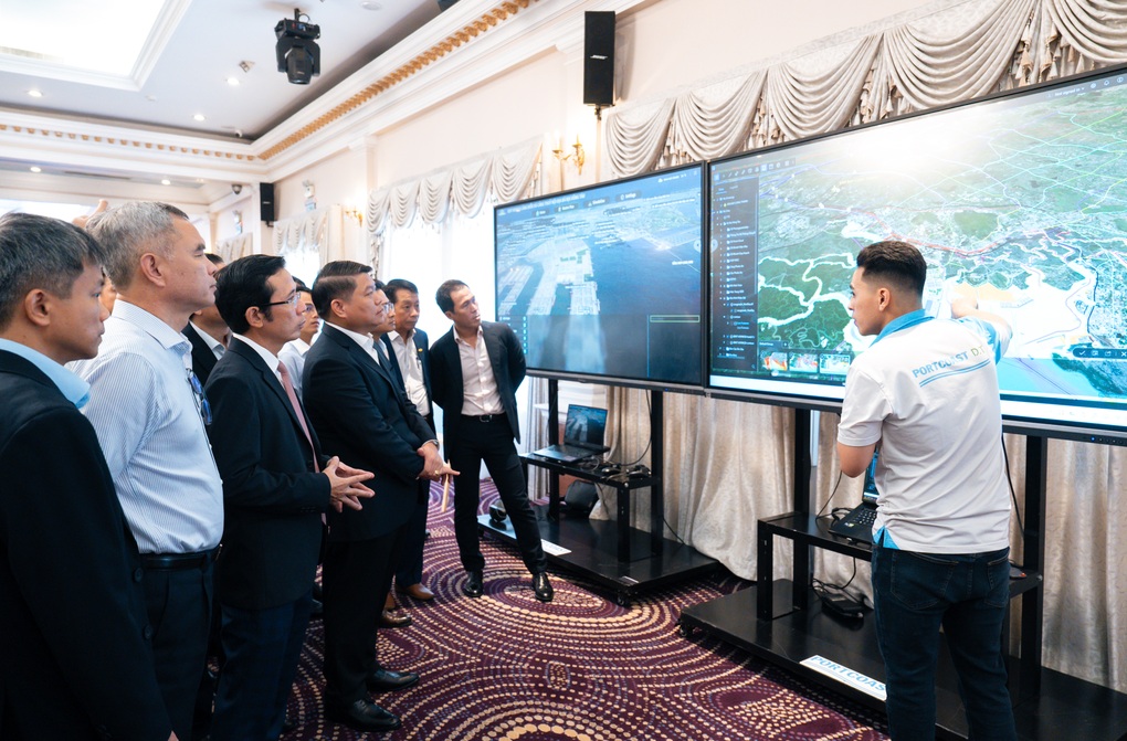 Phải cai nghiện đường bộ, tách dòng giao thông để TPHCM cất cánh - 3