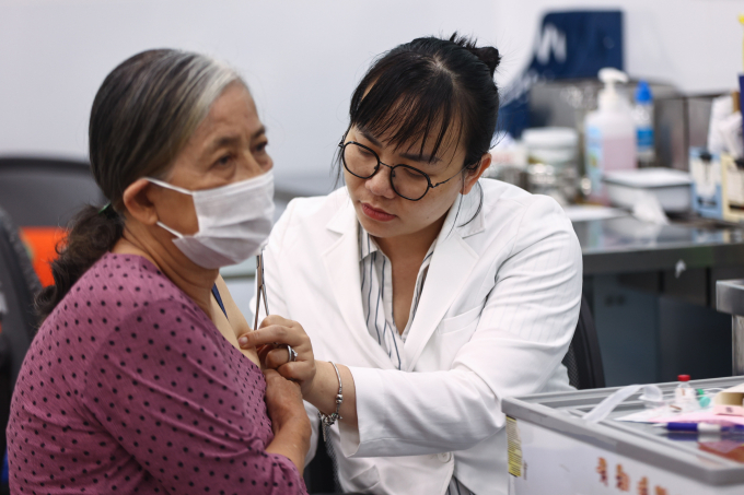 Người già tiêm chủng tại Viện Pasteur TP HCM. Ảnh: Quỳnh Trần