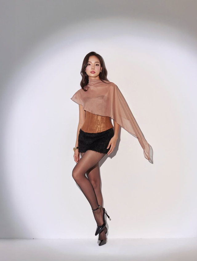 Voan mỏng layer áo corset, tôn lên nét gợi cảm lôi cuốn - Ảnh 2.