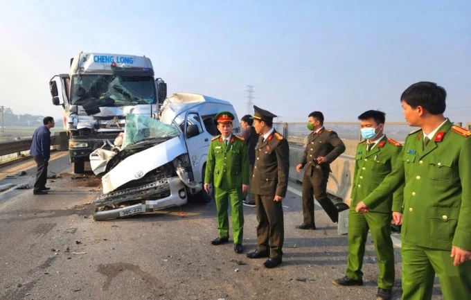 Cảnh sát khám nghiệm hiện trường, điều tra nguyên nhân tai nạn hôm 14/1. Ảnh: Lam Sơn