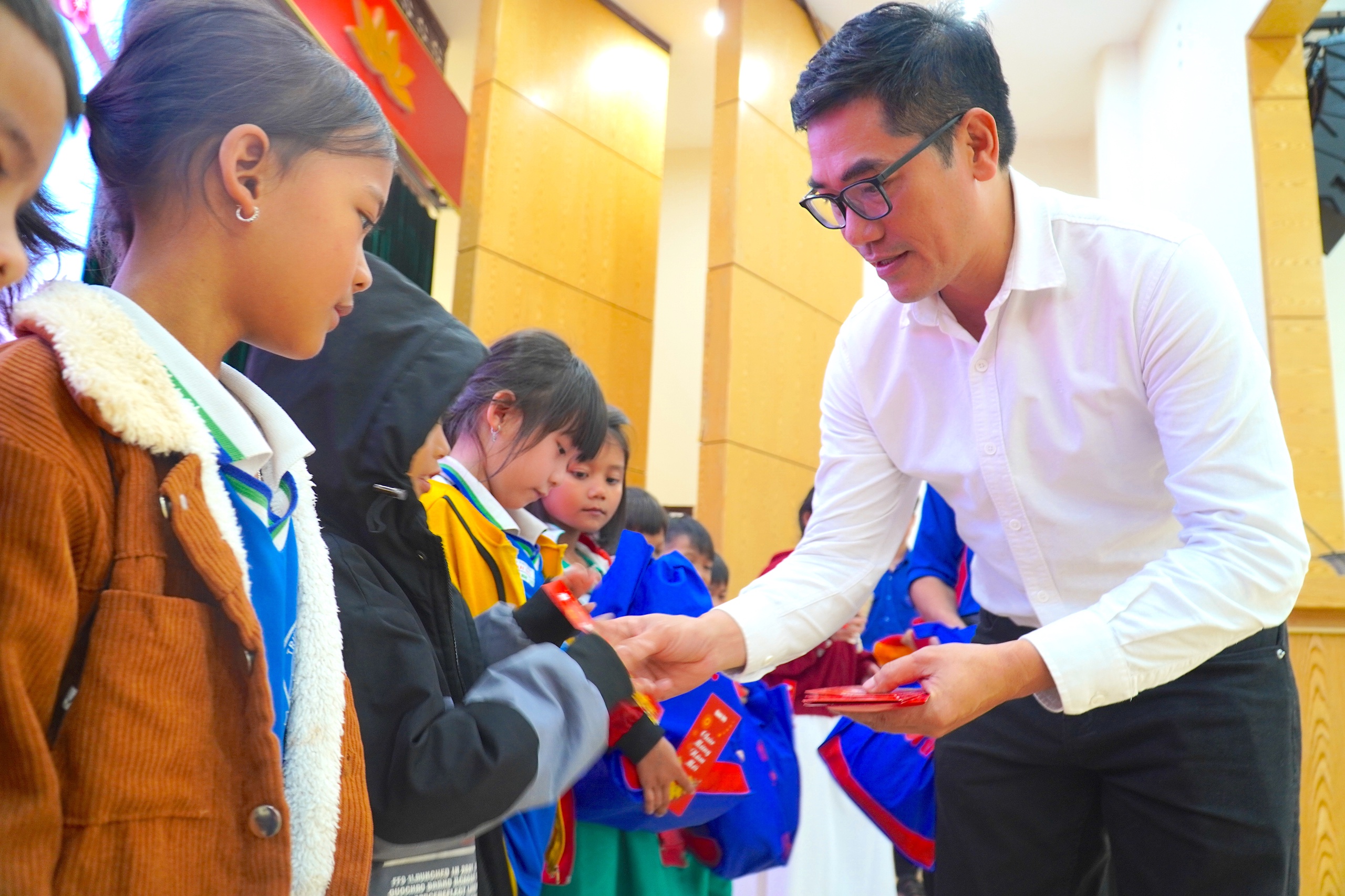 Báo Tuổi Trẻ mang 500 phần quà 'Tết sẻ chia' đến với học trò miền núi Đà Nẵng - Ảnh 4.