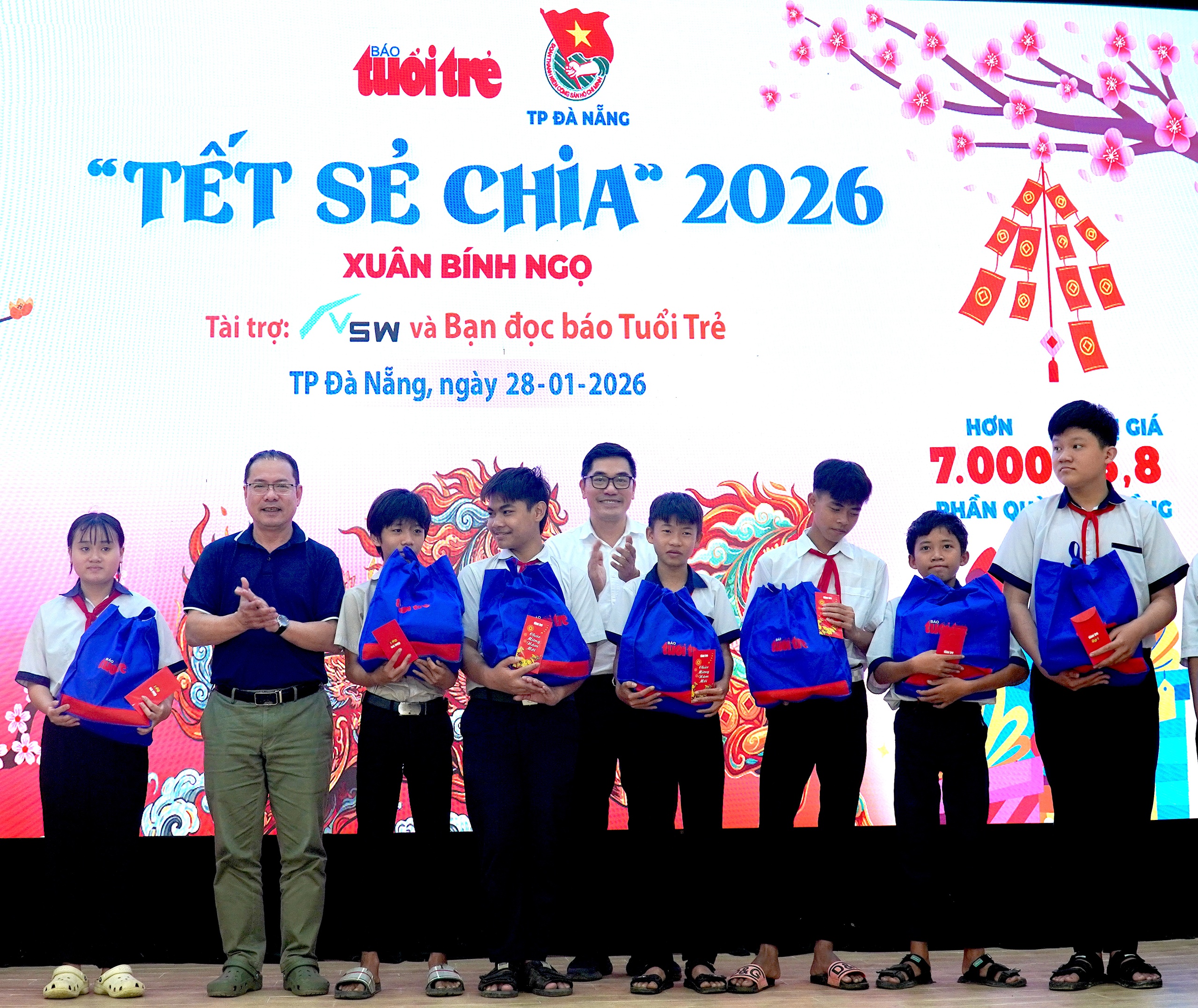 Báo Tuổi Trẻ mang 500 phần quà 'Tết sẻ chia' đến với học trò miền núi Đà Nẵng - Ảnh 8.