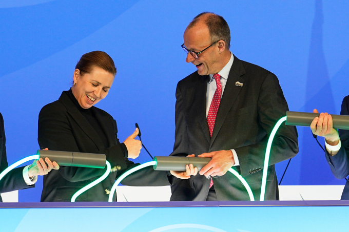 Thủ tướng Đan Mạch Mette Frederiksen (trái) đứng cạnh Thủ tướng Đức Friedrich Merz khi hai người thực hiện nghi thức kết nối đèn biểu trưng tại Hội nghị Thượng đỉnh Biển Bắc ở Hamburg, Đức, hôm 26/1. Ảnh: AP