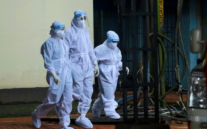 Các nhân viên y tế trong trang phục bảo hộ tại khu cách ly virus Nipah của một trường đại học y ở Kozhikode, Ấn Độ, ngày 17/9/2023. Ảnh: PTI